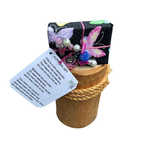 Handcrafted,‎ Embellished, Fabric Wrapped Gift Box - Picture 4 of 7